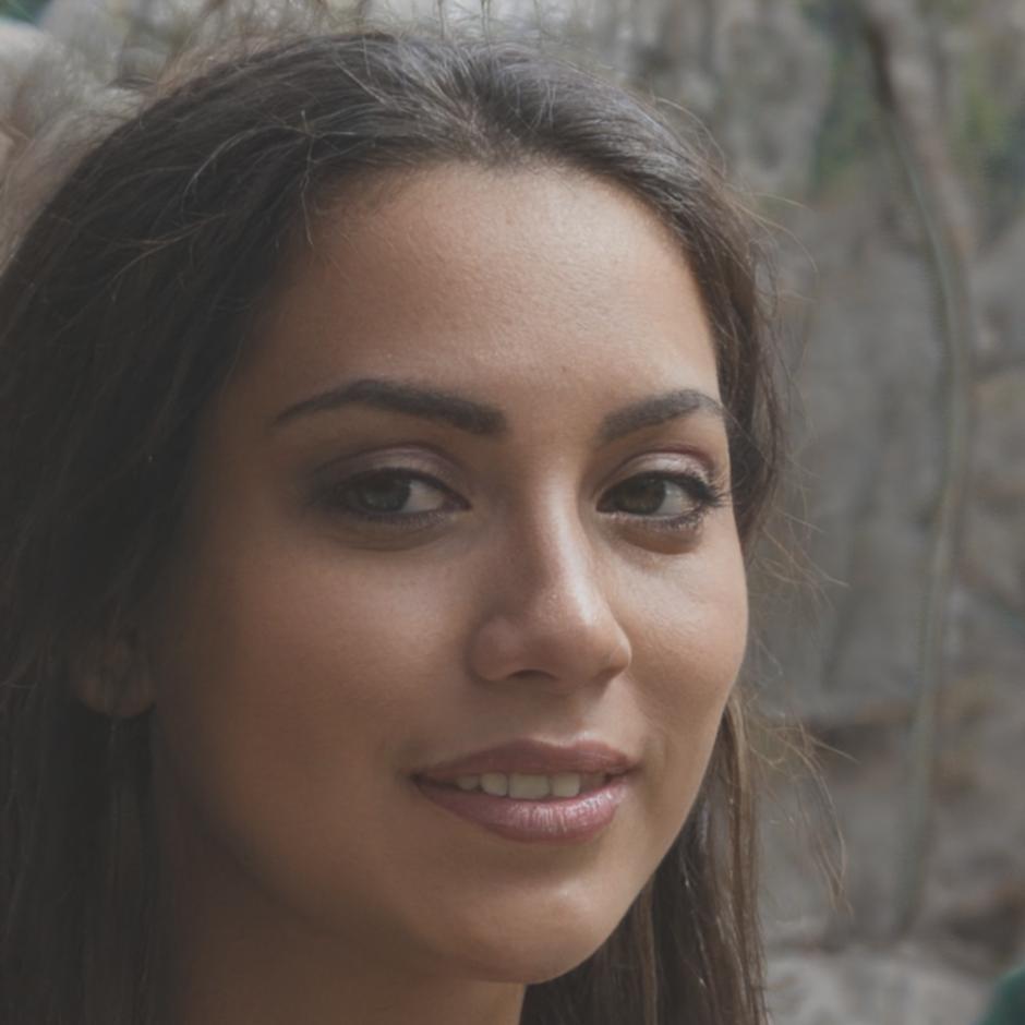 Instructrice professionnelle de maquillage enseignant les techniques avancées